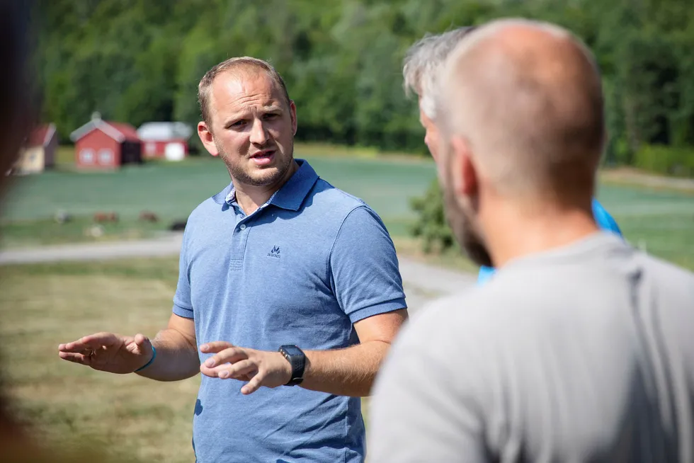 Landbruks- og matminister Jon Georg Dale besøkte tørkerammede bønder i Vestfold torsdag. Han har invitert de to organisasjonene til et møte mandag. Foto: Audun Braastad/NTB scanpix