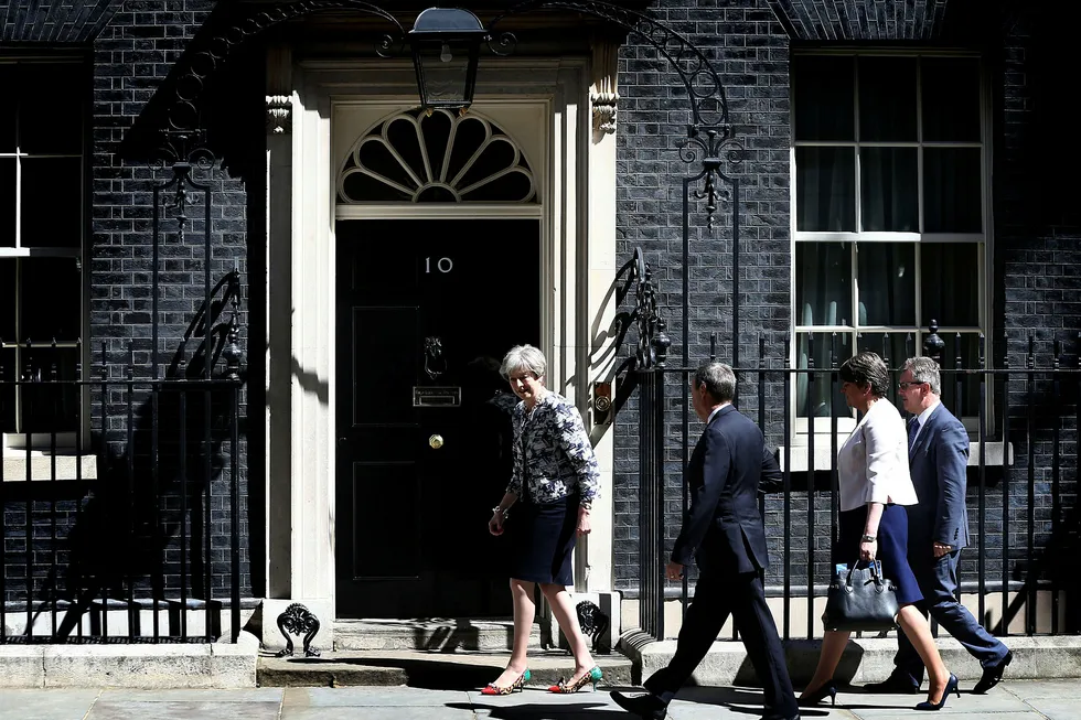 Theresa May og DUP skal nå prøve å styre Storbritannia. Her er May sammen med DUP-leder Arlene Foster, og de andre fremstående DUP-politikerne Nigel Dodds og Jeffrey Donaldson. Foto: Neil Hall/Reuters/NTB Scanpix