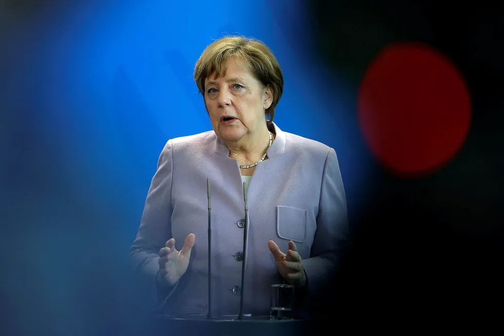 Statsminister Angela Merkel lar seg inspirere av pave Frans og tar til orde for mer solidaritet for å løse flyktningkrisen. Foto: AP / NTB Scanpix