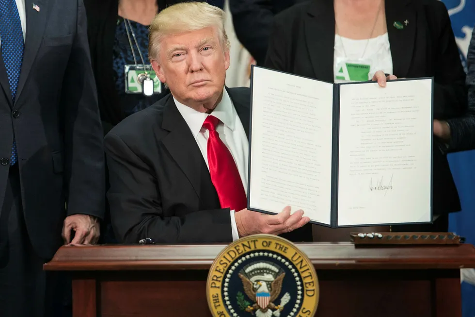 USAs president Donald J. Trump signerer her en såkalt eksekutivordre om å påbegynne byggingen av en grensemur mellom USA og Mexico. Foto: NICHOLAS KAMM/Afp/NTB Scanpix