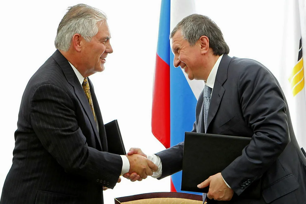 De administrerende direktørene for Rosneft og ExxonMobil, Igor Setsjin og Rex Tillerson, møttes i 2012. Nå er Tillerson USAs utenriksminister. Foto: Mikhail Klimentyev / AP PHOTO NTB Scanpix