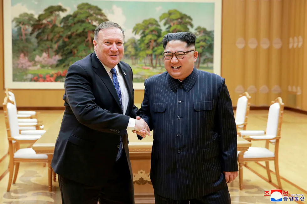 USAs utenriksminister Mike Pompeo lover Nord-Koreas Kim Jong-un penger hvis atomprogrammet skrapes. Foto: KCNA via AP/NTB Scanpix