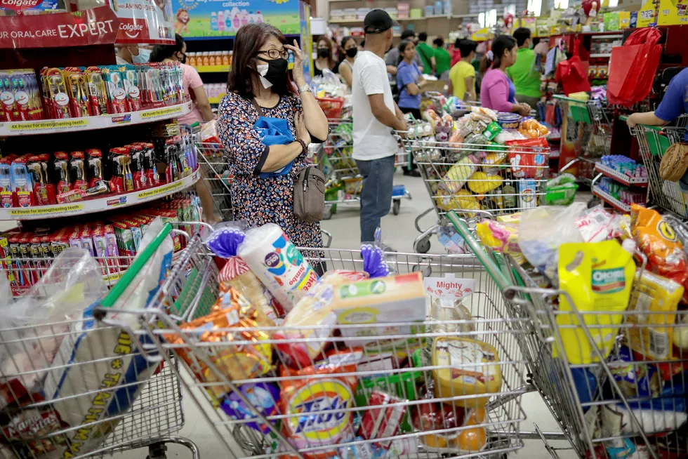 Filippinene stenger hovedstaden Manila – og børsen – den neste måneden. Malaysia stenger grensene i to uker og vil stenge nesten alt av butikker, med unntak av matbutikker. Her fra et kjøpesenter i Manila.