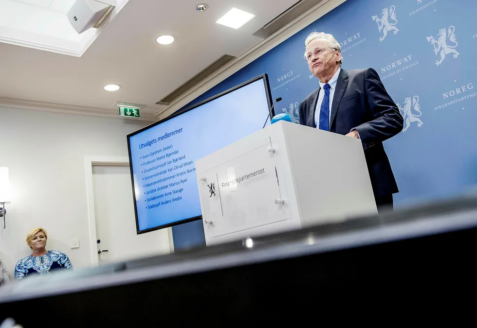 Svein Gjedrem loverleverte rapporten om ny sentralbanklov til finansminister Siv Jensen i dag. Foto: Gorm K. Gaare