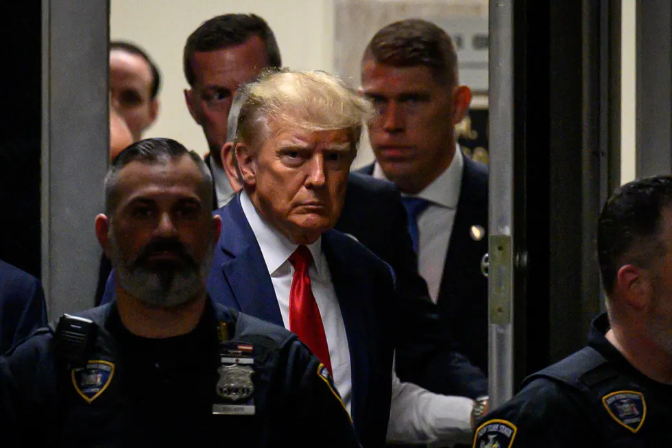 Tidligere president Donald Trump på vei inn i en rettssal i New York i april.