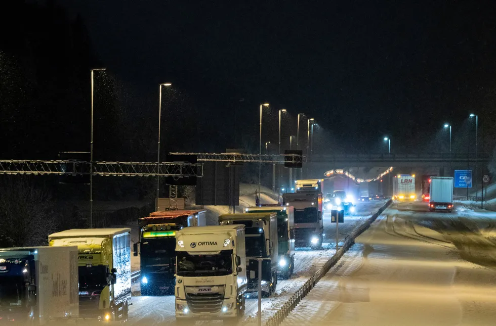 Siden 2005 har utslippene for tungtransporten stått stille. Her vogntog ved grensen ved Svinesund.