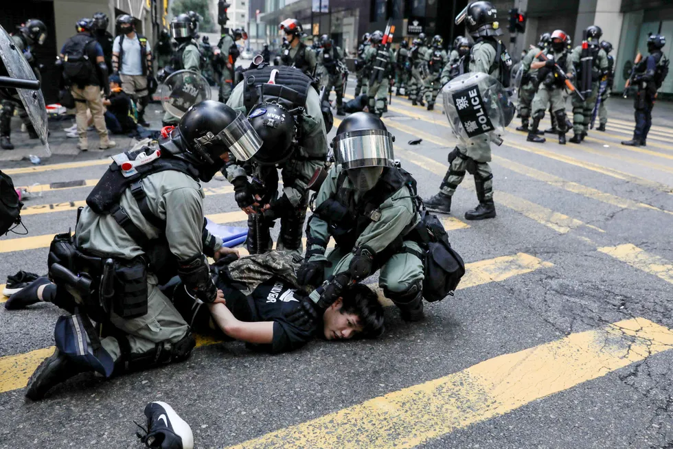 Hundrevis av Hongkong-borgarar har blitt arrestert og fengsla som ein konsekvens av den nye lova, skriver artikkelforfatterne. Her fra en protest i Hongkong i november 2019.
