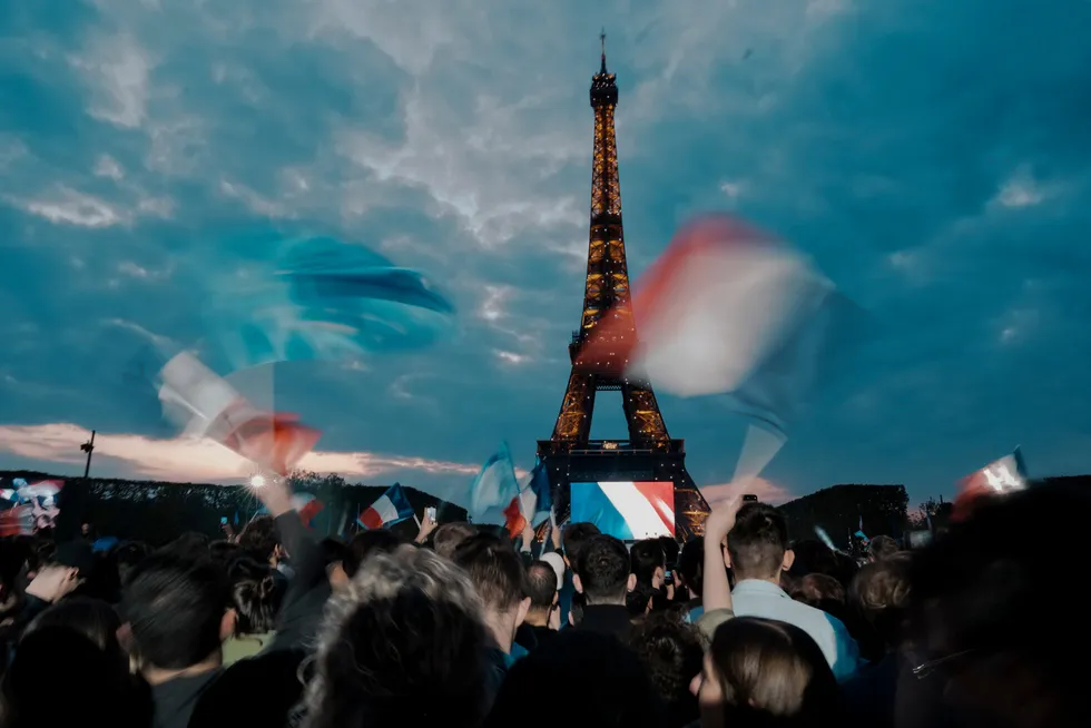 Tilhengere av Emmanuel Macron jublet for valgseieren foran Eiffeltårnet i Paris søndag kveld.