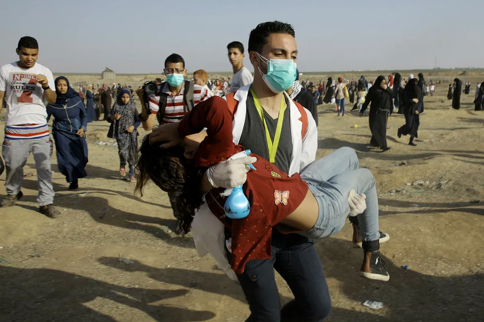 Innbyggerne på Gazastripen begynte å holde ukentlige demonstrasjoner mot Israels beleiring og blokade i slutten av mars, og israelske soldater stasjonert langs grensen har siden skutt og drept over 140 mennesker og såret tusenvis av andre. Dette bildet er fra en demonstrasjon 3. juli. Foto: AP / NTB scanpix