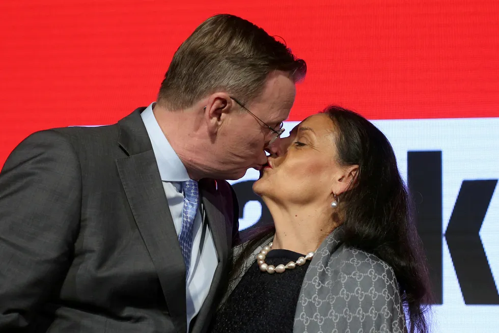 Delstatsminister fra Die Linke, Bodo Ramelow, kysser sin kone Germana Alberti vom Hofe etter at valgresultatet er klart.