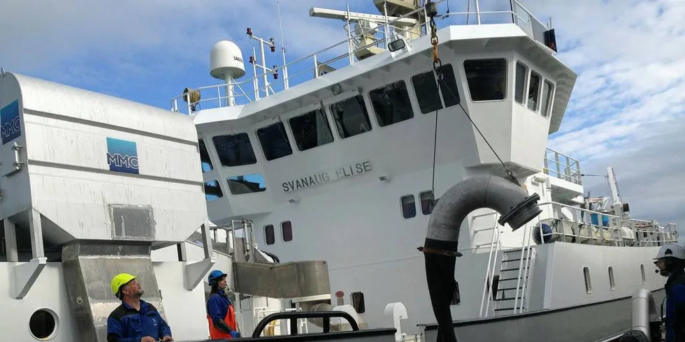 MAKRELL: «Svanaug Elise» la til kai på anlegget til Ola E Fiskerstrand ved 11.30-tida onsdag i forrige uke med 660 tonn makrell, sesongen første store makrellast.Foto: Einar Lindbæk