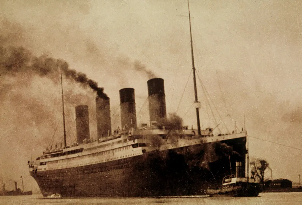 I morgentimene 15. april gikk verdens største passasjerskip Titanic på et isfjell i Atlanterhavet. Båten, som hadde dobbelt skrog for å tåle eventuelle sammenstøt med isfjell, synker etter bare noen få timer. Arkivfoto: NTB scanpix Sverige / NTB scanpix