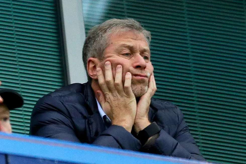 Den russiske oligarken Roman Abramovitsj har eid Chelsea siden 2003, men har lagt klubben ut for salg som følge av Russlands invasjon av Ukraina og de påfølgende sanksjonene mot ham selv.