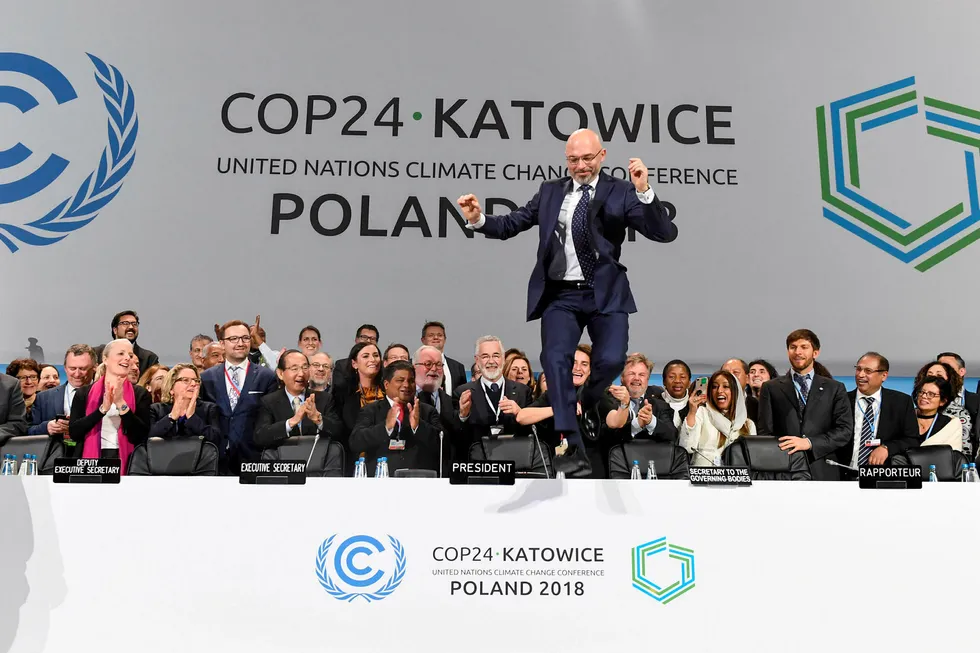 COP24-president Michal Kurtyka feirer at den siste delen av klimatoppmøtet i Katowice, Polen, er gjennomført. Det ble enighet om flere viktige grep for å omsette Parisavtalen i konkret handling.