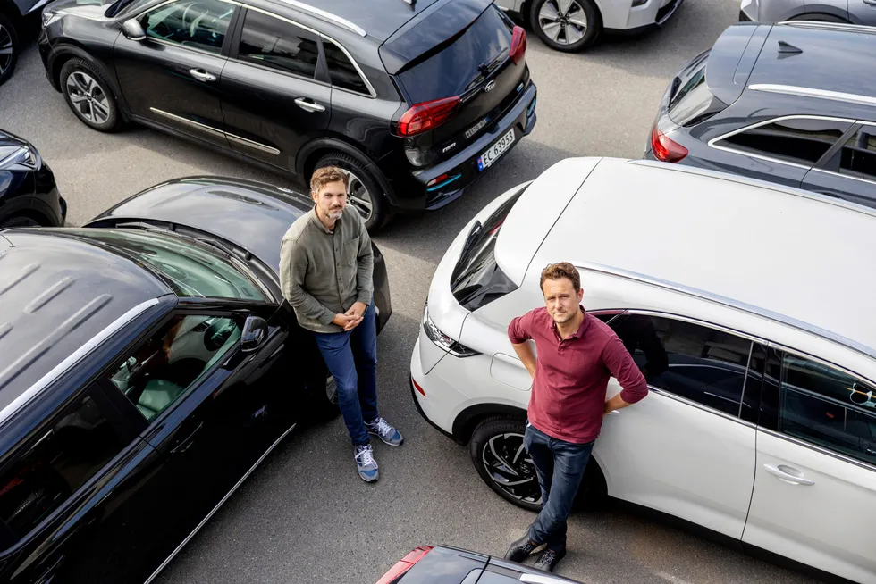Fleks har anskaffet 1500 biler og har havnet i konkurranse med Vy. Nå går markedssjef Lasse Heimberg og daglig leder og gründer Petter Kjøs Utengen i Fleks ut mot Vys nye mobilitetsstrategi.