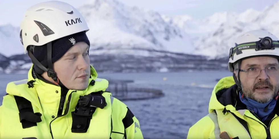 Driftsleder Nicklaes Thomsen (t.v.) og fagtekniker Jo-Steinar Westgård ved Lerøy Auroras lokalitet Årøya.