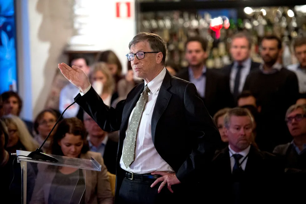 For å bo i Norge måtte Bill Gates betale i formuesskatt over 8 milliarder kroner per år – per dag 23 millioner, mener forfatteren. Her er Bill Gates hos Civita i 2013. Foto: Per Ståle Bugjerde