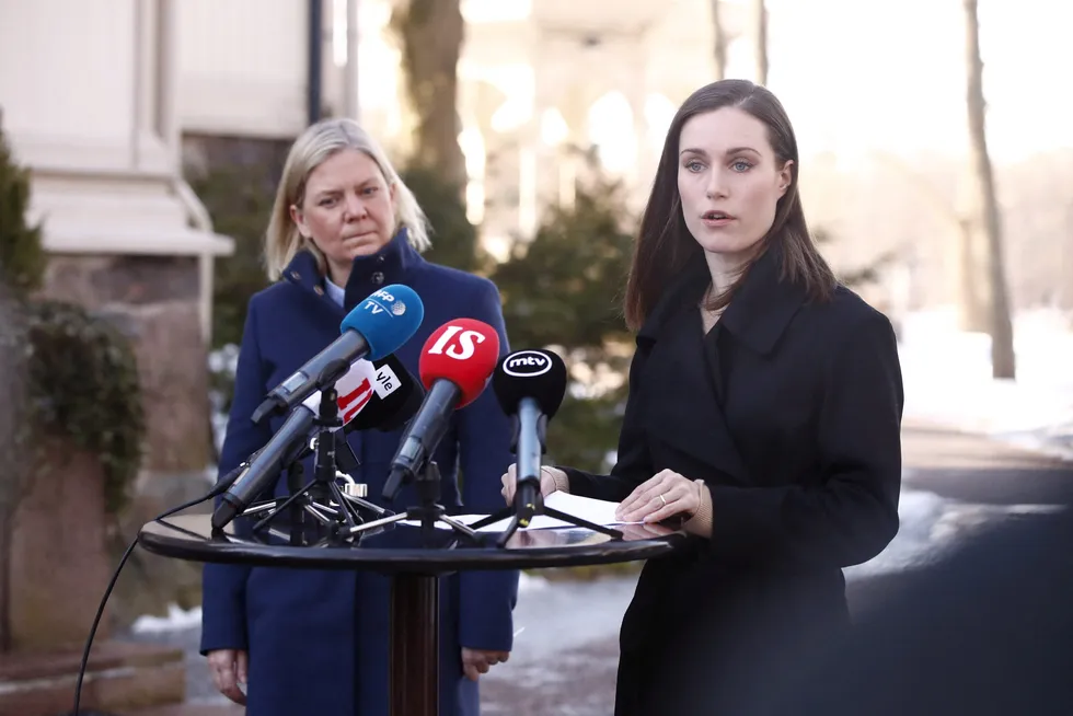 Finlands statsminister Sanna Marin (til høyre) og hennes svenske kollega Magdalena Andersson på pressekonferansen etter lørdagens møte i Helsingfors.