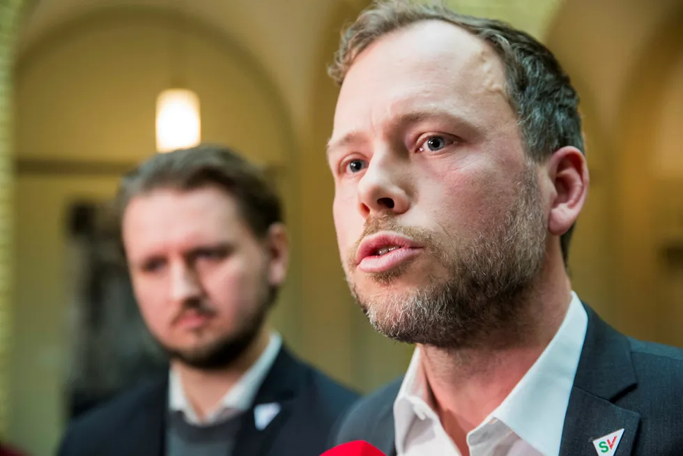 SVs Freddy André Øvstegård (til venstre) og partileder Audun Lysbakken fremmer mistillit etter Nav-skandalen.