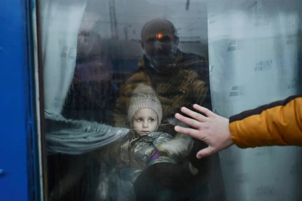 En far tar farvel med sin datter på togstasjonen i Odesa mens han blir igjen for å kjempe mot Russland. Rundt fem millioner barn, to tredjedeler av alle barna i Ukraina, har måttet forlate sine hjem, to millioner til utlandet.