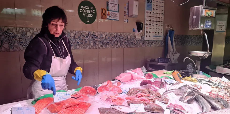 Carmen Fandos driver fiskebutikken Ma Carmen i Barcelona sentrum. Illustrasjonsfoto.