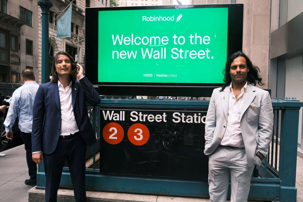 Robinhood-gründerne Baiju Bhatt (til høyre) og Vlad Tenev stilte til fotografering på Wall Street i forbindelse med børsnoteringen torsdag, Møtet med Wall Street ble tøft.