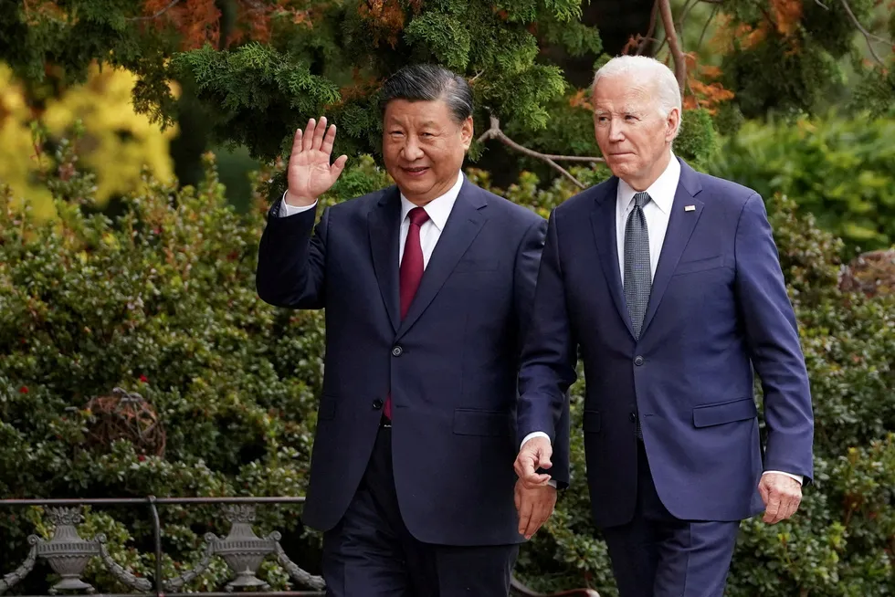 President Xi Jinping hilser mens han går tur med president Joe Biden i en pause på Apec-møtet i USA i midten av november.