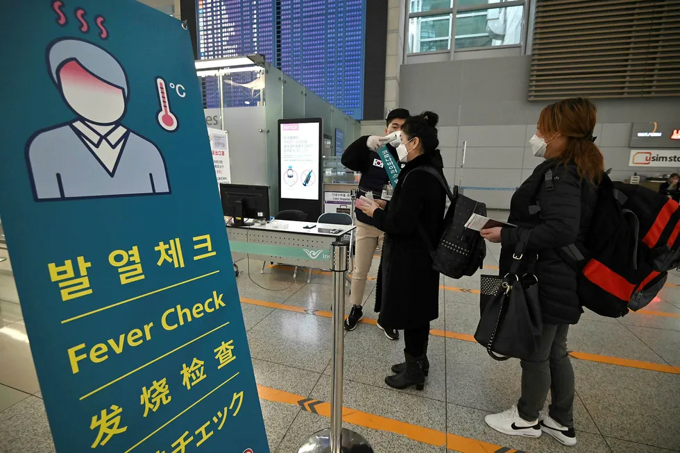 Forsvaret er satt inn ved ved blant annet flyplasser og jernbanestasjoner i Sør-Korea for å sjekke feber og helsetilstand til alle. Seoul-børsen fortsetter å falle på torsdag.
