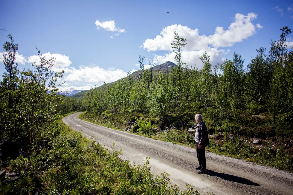 Tom Dybwad på den 1,3 kilometer lange delen av Sikkilsdalsveien han eier grunnen til sammen med 12 andre grunneiere i Sameiet Fundin. Foto: Javad Parsa