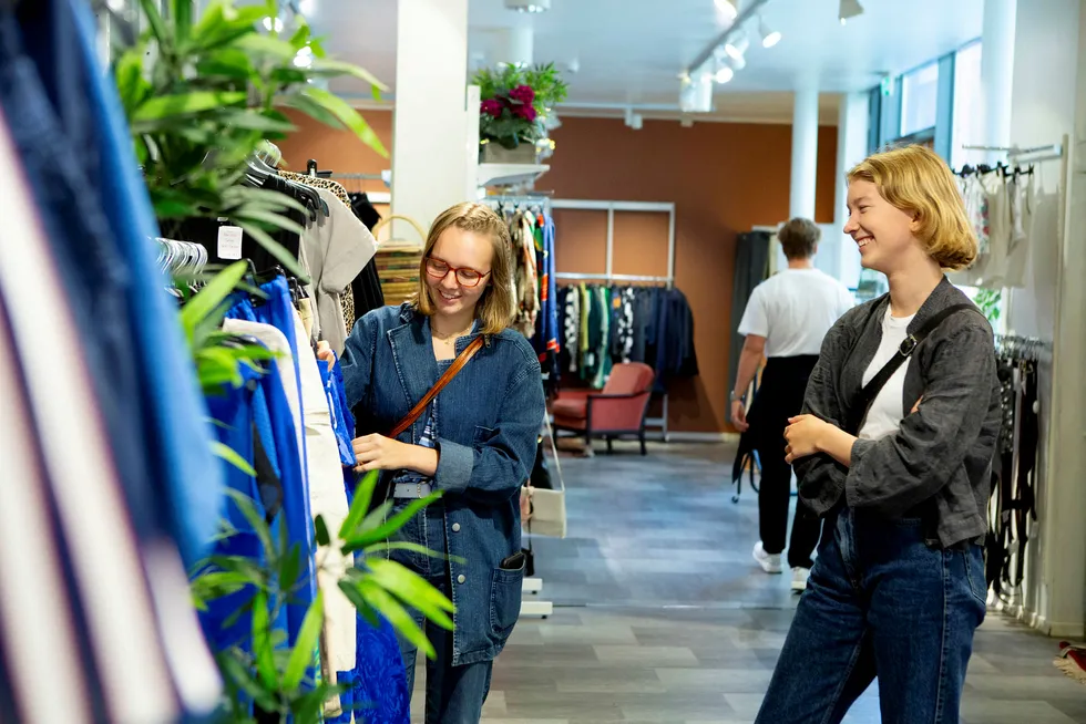 Venninnene Hannah Barth (til venstre) og Ella Ringborg er på shopping i Fretex-butikken på Majorstuen i Oslo.