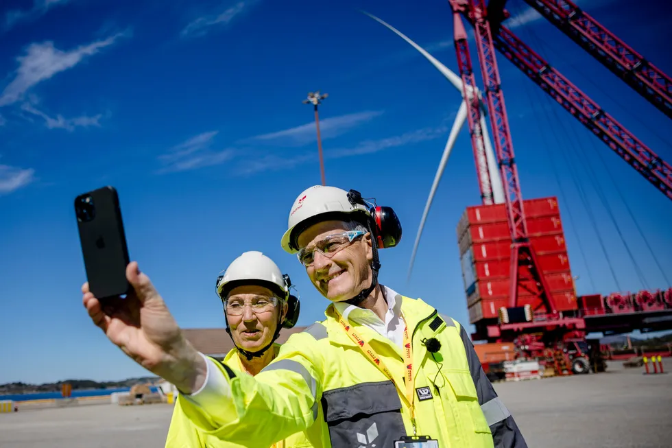 LO-leder Peggy Hessen Følsvik og statsminister Jonas Gahr Støre tar selfie ved monteringen av vindmøllene på Hywind Tampen. Både kraft- og oljenæringen skaper ekstraordinære gevinster, som særinteresser gjerne vil ha tak i.