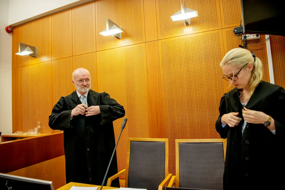 Advokatene Erling Olav Lyngtveit og Beatrice Brøndrup i advokatfirmaet Hjort representerer Odd Kalsnes. Kalsnes har ikke ønsket å bli avbildet under rettssaken.