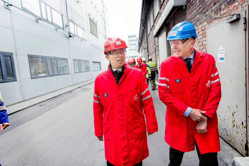 Den kinesiske ambassadøren til Norge, Wang Min, sier Kina er forberedt på en total handelskrig med USA, men han håper amerikanerne besinner seg. Til høyre konsernsjef Helge Aasen i Elkem. Foto: Sondre Transeth