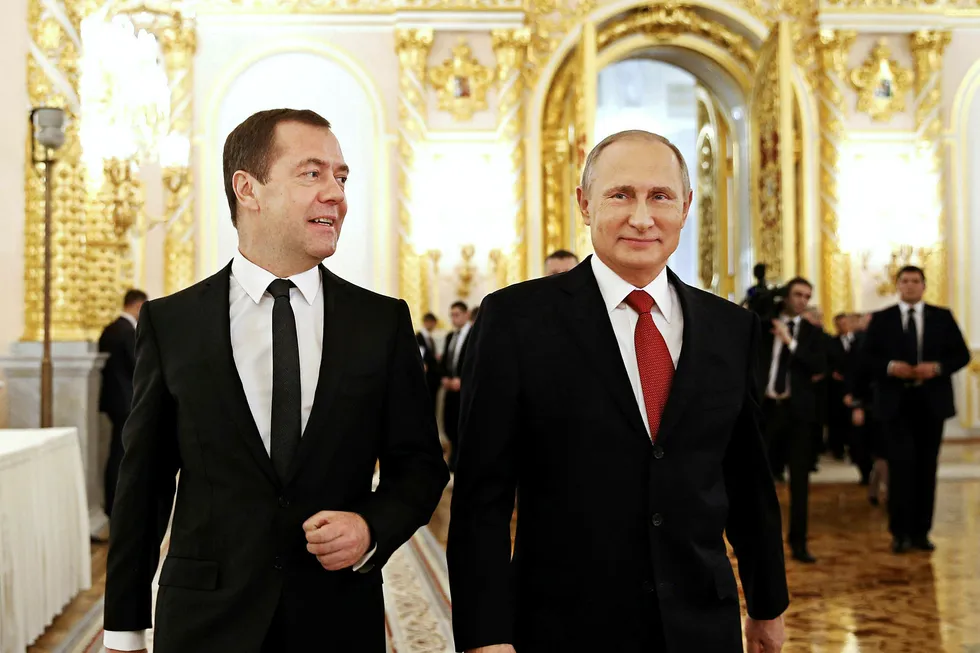President Vladimir Putin hintet om samarbeid med USA i sin tale i Kreml. Her med statsminister Dmitrij Medvedjev (til venstre). Foto: Dmitrij Astakhov/Ap/NTB Scanpix