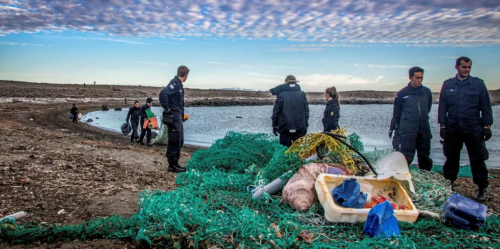 GODT SAMARBEID: Fiskerinæringen samarbeid godt med andre i arbeidet med å ha renest mulig hav. På bildet rydder Kystvakten søppel på Kiepertøya sør i Hinlopen på Svalbad.