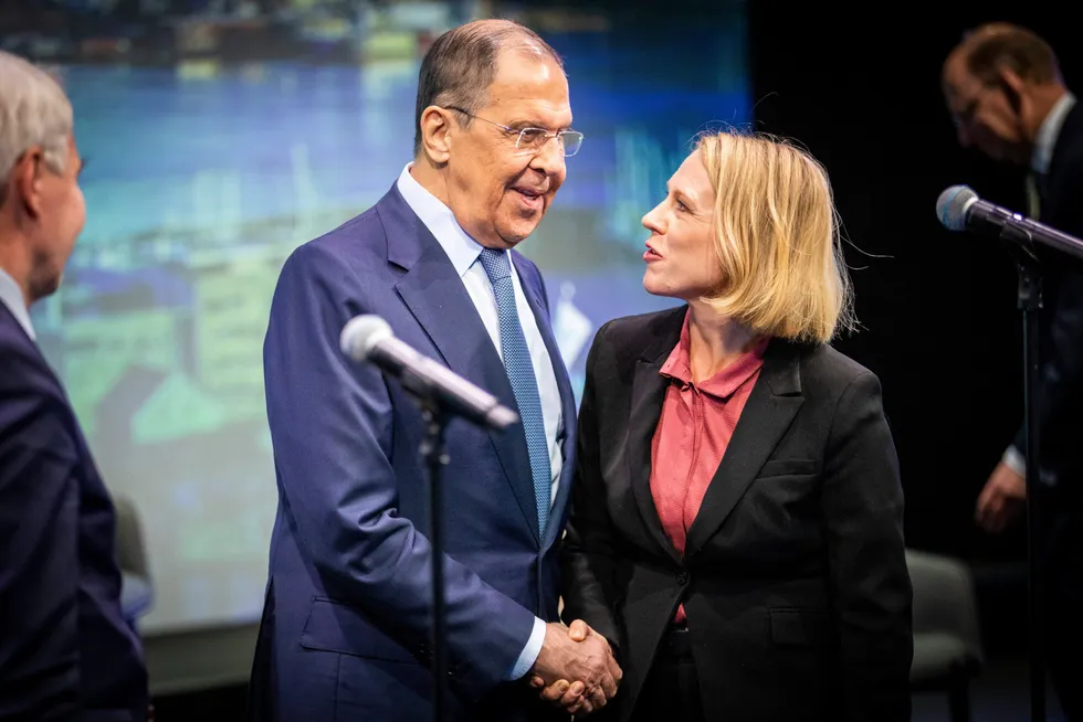 Utenriksminister Sergej Lavrov er nok fornøyd med at motpart Anniken Huitfeldt skaper splid i Nato.