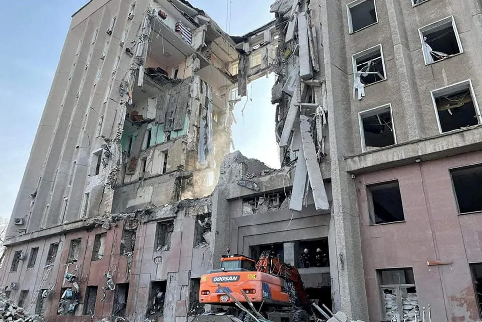 En administrasjonsbygning i Mykolaiv, Ukraina, etter et russisk luftangrep.