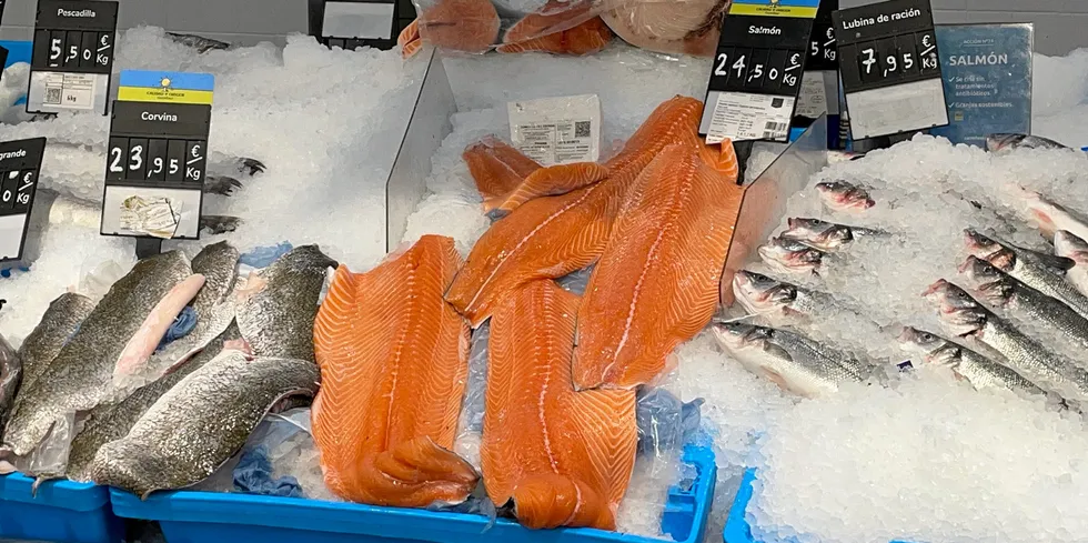 Laks i spansk fiskedisk. Årets siste laksehandel gir også denne uken gode penger i kassen for oppdretterne.