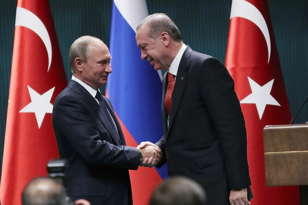 Tyrkias president Tayyip Erdogan (til høyre) og Russlands president Vladimir Putin hilser etter en felle pressekonferanse i Ankara torsdag. Foto: Adem Altan/AFP photo/NTB scanpix