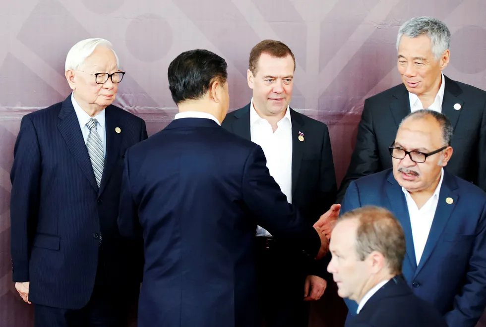 Chinas president Xi Jinping hilser på Singapores statsminister Lee Hsien Loong. For første gang klarte ikke Apec-landene å bli enige om en slutterklæring. USA og Kina får skylden. Det er økt frykt for en kald økonomisk krig mellom verdens to økonomiske supermakter.