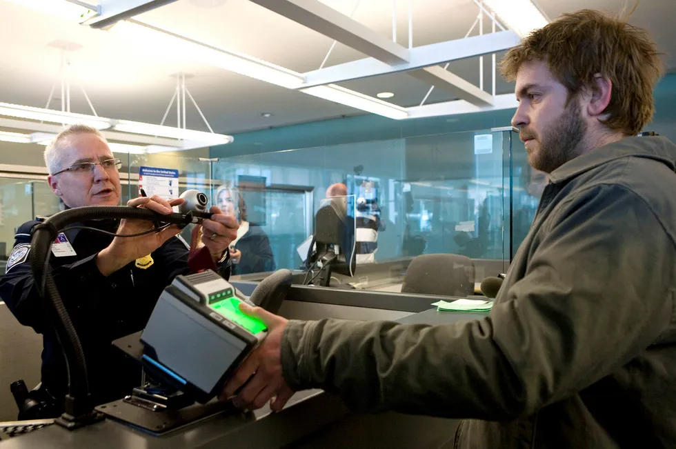 En reisende som ankommer JFK-flyplassen i New York får hjelp til å registrere fingeravtrykkene sine. Et norsk patent kan forhindre at avtrykkene kommer på avveie og misbrukes. Foto: Ramin Talaie/Corbis/Getty Images