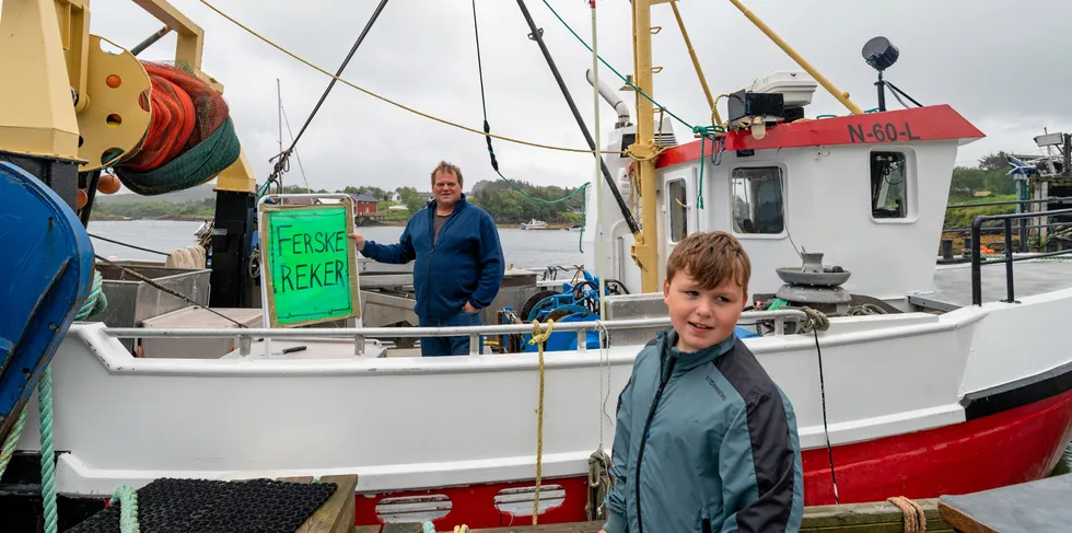 Håvard Reløy kaller seg fiskerbonde. Han kommer fra Onøy på Helgelandskysten og livnærer seg som sauebonde og rekefisker. Nå går kostnadene med å være fisker til himmels, men regjeringen vil ikke gjøre noe for å bøte på bransjens økte kostnader