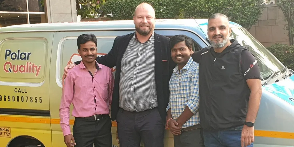 Administrerende direktør Robert Johansen i Polar Quality sammen med kolleger i datterselskapet i India.