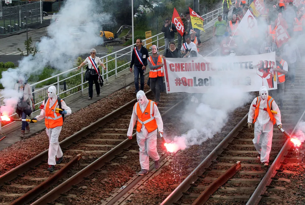 De mange streikene i det statlige jernbaneselskapet SNCF i Frankrike har ikke ført fram, og reformen de protesterer mot, ble onsdag vedtatt i nasjonalforsamlingen. Foto: Bob Edme / AP / NTB scanpix