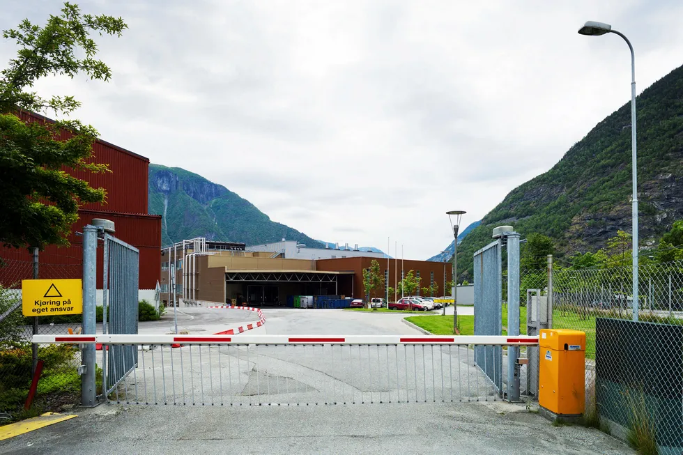 Norsun oppjusterer ambisjonene. Bildet er fra porten inn til Norsun på Årdalstangen. Foto: Oddleiv Apneseth