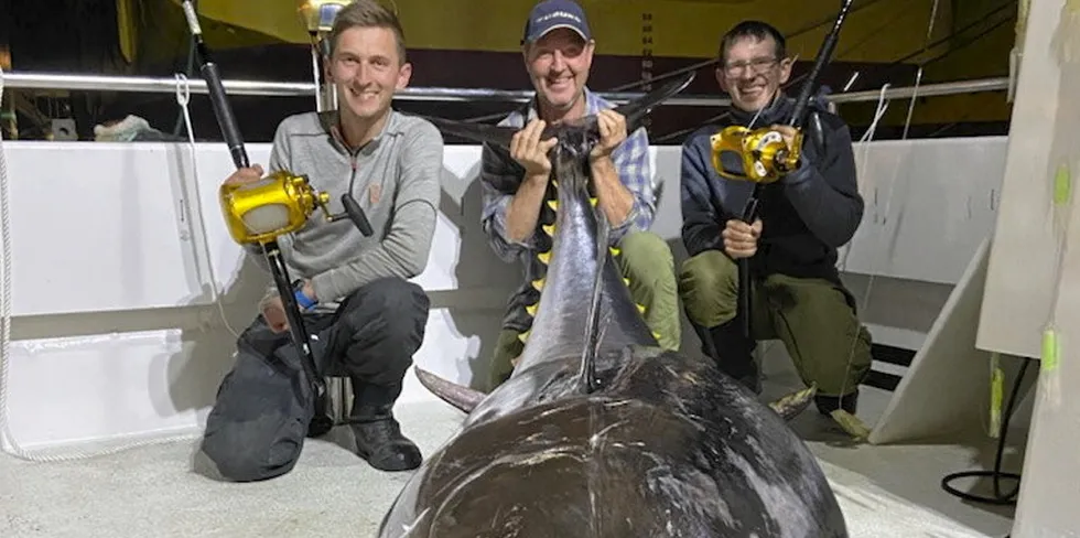 Mannskapet på sjarken «Tare» ble første båt med makrellstørje på dogn i den nye kystfiskegruppa som har fått 18 tonn å fiske på. Denne veide 240 kilo. Fra Venstre: Thomas Flem, Stein Magne Hoff og Thomas Breivik.