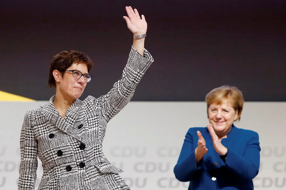 Annegret Kramp-Karrenbauer vinker ved siden av forbundskansler Angela Markel. Kramp-Karrenbauer har nettopp vunnet avstemningen som gjør at det er hun som skal føre CDU videre som partileder etter Merkel.