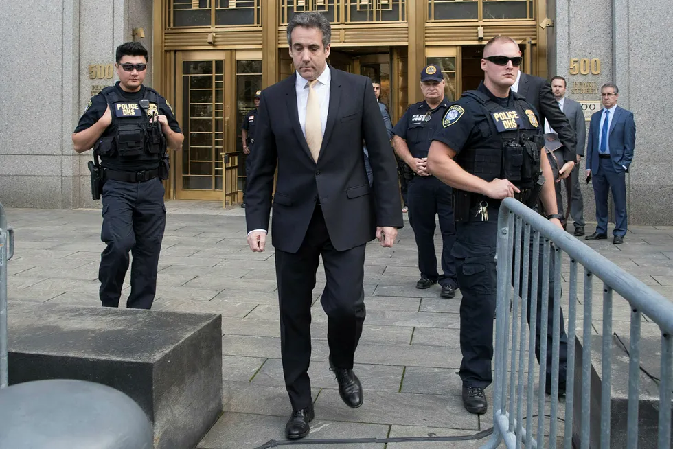 Donald Trumps tidligere advokat Michael Cohen (midten) fotografert da han forlot den føderale retten i New York tidligere denne uken.