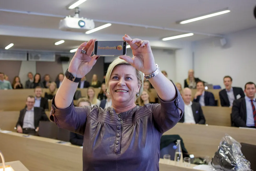 Finansminister Siv Jensen avsluttet sitt foredrag for nettverksorganisasjonen "Ung i Finans" med en selfie. Foto: Javad Parsa