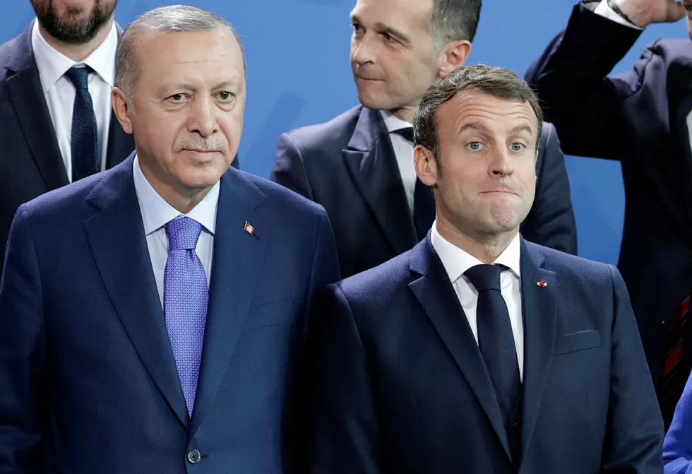 Spenninger. Tyrkias president Recep Tayyip Erdogan og Frankrikes president Emmanuel Macron på møte om Libya i januar. Siden har forholdet dem imellom surnet for alvor.